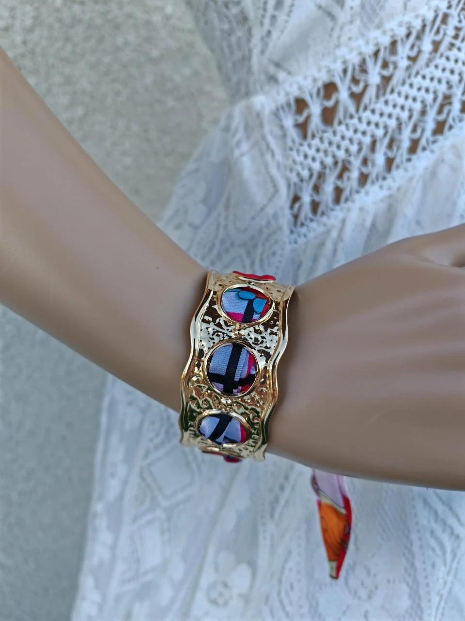 Pulsera dorada con pañuelo rojo 2842 a 9.99€ – photo 2
